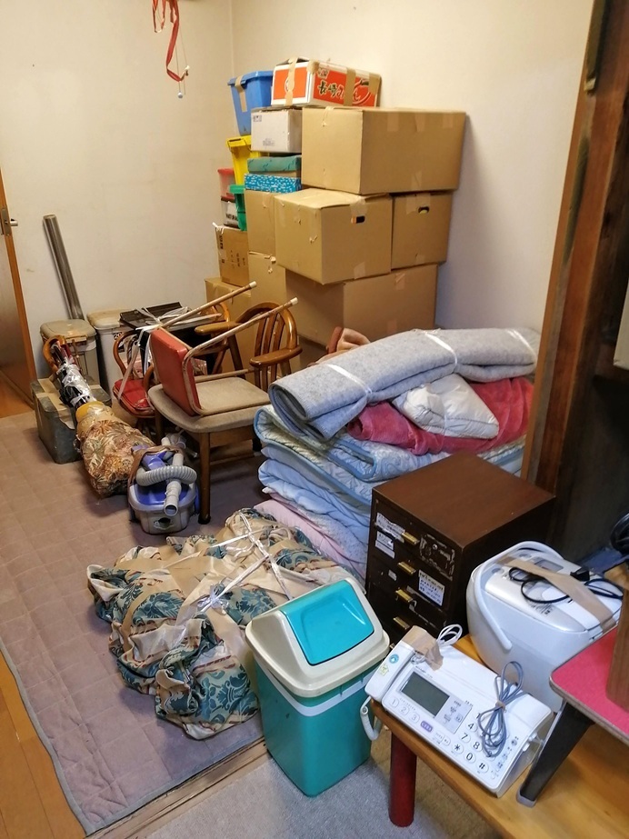 荒川区東日暮里の引っ越しに伴った不用品回収(布団・カーペット・雑貨入りの段ボール箱・ごみ箱など)